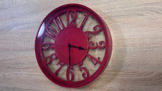 Reloj de pared rojo