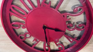 Reloj de pared rojo