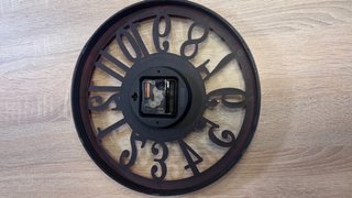 Reloj de pared rojo
