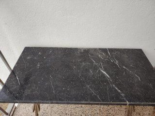 Mesa auxiliar mármol y forja dorada