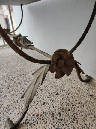 Mesa auxiliar mármol y forja dorada