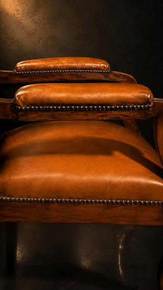 Sillón antiguo piel y madera S.XIX