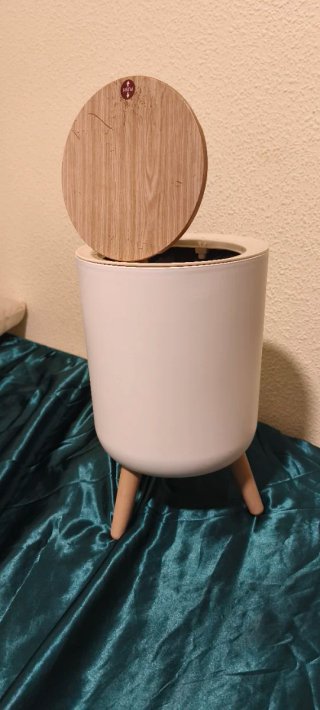 Papelera moderna beige con tapa de madera