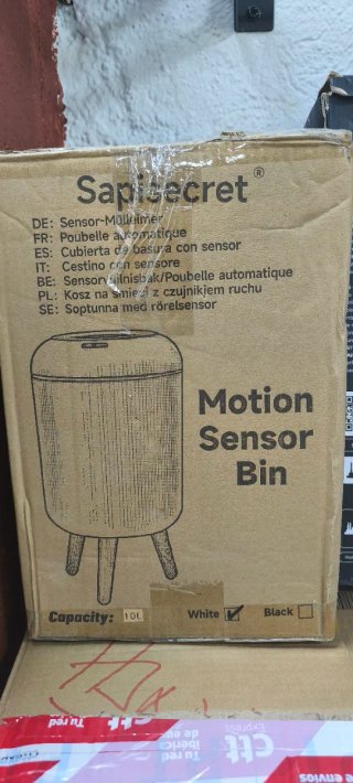 Papelera moderna beige con tapa de madera