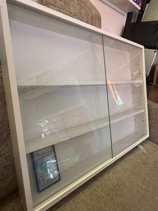 Vitrina expositora de pared con puertas de cristal