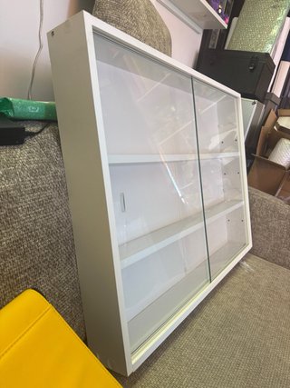 Vitrina expositora de pared con puertas de cristal