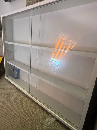Vitrina expositora de pared con puertas de cristal