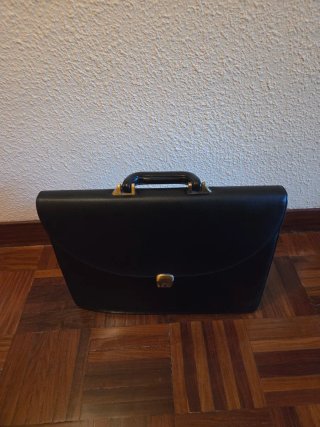 Maletín vintage negro con cierre metálico