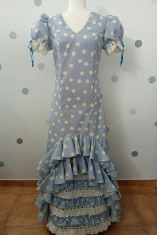 Traje de flamenca azul con lunares marfil