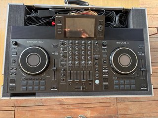 Denon DJ SC Live 4 con estuche rígido