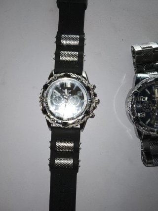 Relojes de pulsera plateados y negros