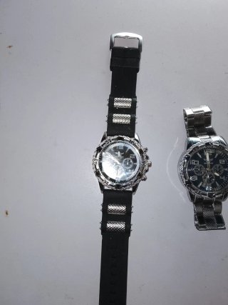 Relojes de pulsera plateados y negros