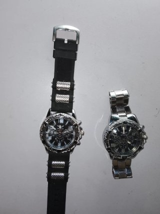 Relojes de pulsera plateados y negros