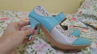 Zapatos de tacón troquelados turquesa y blanco