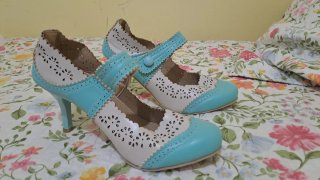 Zapatos de tacón troquelados turquesa y blanco