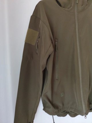 Chaqueta militar verde con capucha