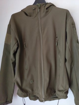 Chaqueta militar verde con capucha