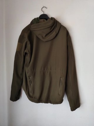 Chaqueta militar verde con capucha