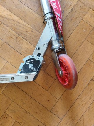 Patinete plegable rojo y plateado