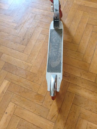 Patinete plegable rojo y plateado