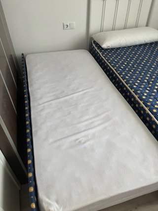 Cama nido azul y blanca
