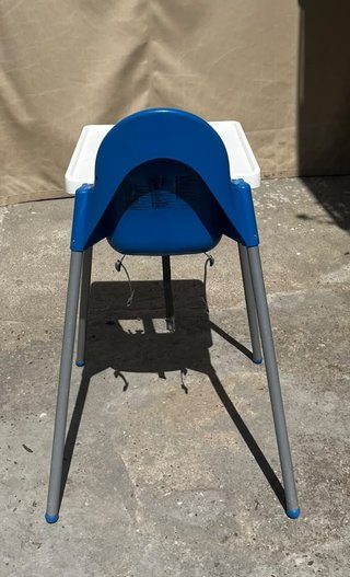 Trona Ikea azul con bandeja blanca y cojín