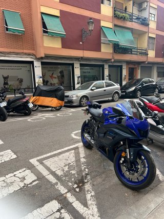 Moto Deportiva Azul y Negra