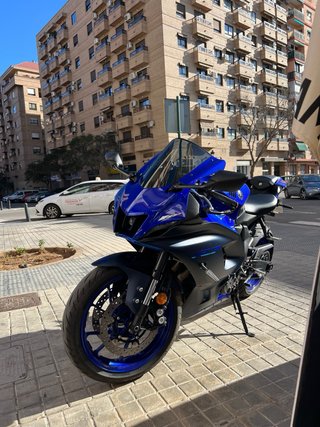 Moto Deportiva Azul y Negra