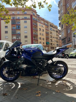 Moto Deportiva Azul y Negra