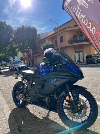 Moto Deportiva Azul y Negra
