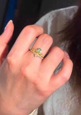Anillo oro con piedra verde