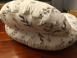 Cojín de lactancia Momcozy floral
