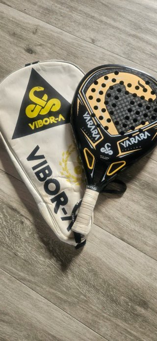 Pala de pádel Vibor-a Yarara. Con funda