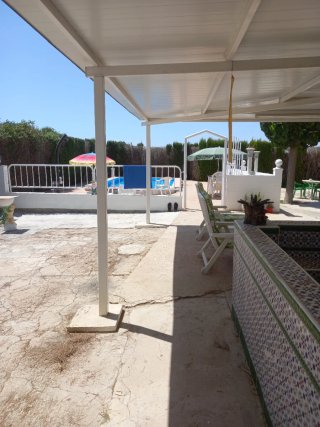 Venta de chalet con luz, agua, Piscina etc.