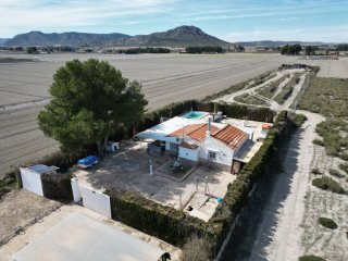 Venta de chalet con luz, agua, Piscina etc.