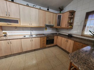 Venta de chalet con luz, agua, Piscina etc.