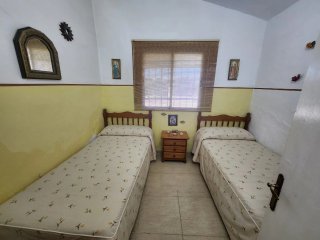 Venta de chalet con luz, agua, Piscina etc.