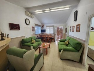 Venta de chalet con luz, agua, Piscina etc.