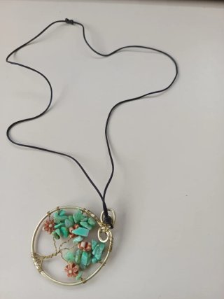 Collar con colgante de pedrería y flecos