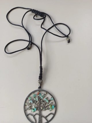 Collar con colgante de pedrería y flecos