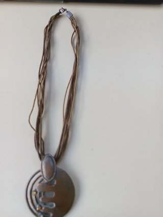 Collar con colgante de pedrería y flecos
