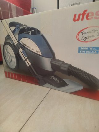 Aspirador UFESA 2000W SIN BOLSA