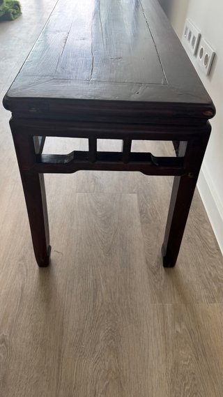 Mesa de madera oscura estilo oriental