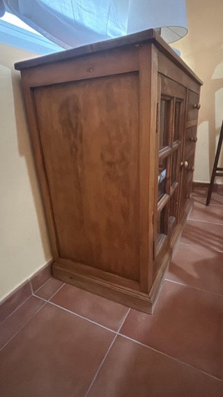 Aparador de madera con vitrina y cajones