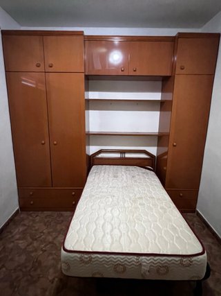 Habitación completa con armario y cama