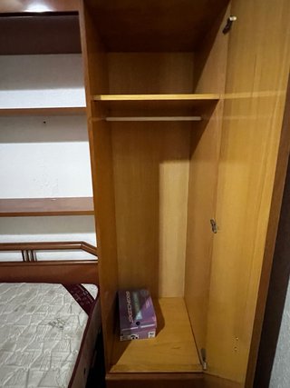 Habitación completa con armario y cama