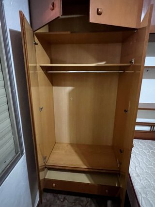 Habitación completa con armario y cama