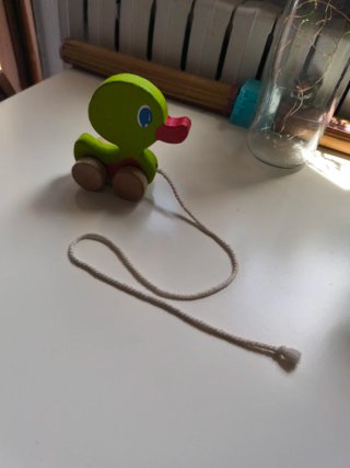 Patito de madera artesanal con cuerda