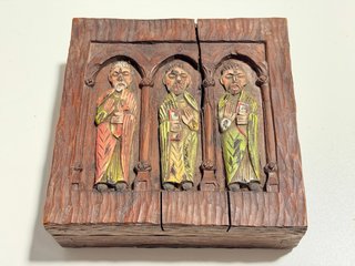 Antigua Caja Relieve Santos