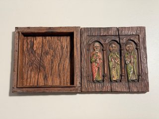 Antigua Caja Relieve Santos